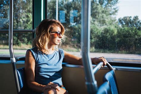 Mujer Joven Que Monta Un Autobús Público Imagen De Archivo Imagen De