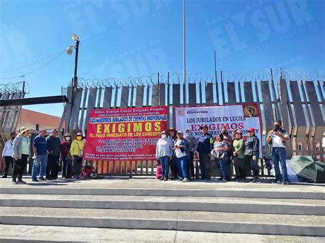 Se Manifiestan En El Recinto Del Ejecutivo Maestros Jubilados De Cuatro