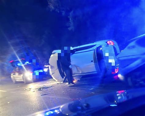 Caserta La Foto In Fuga Per Sfuggire Ai Carabinieri Si Ribalta Con L