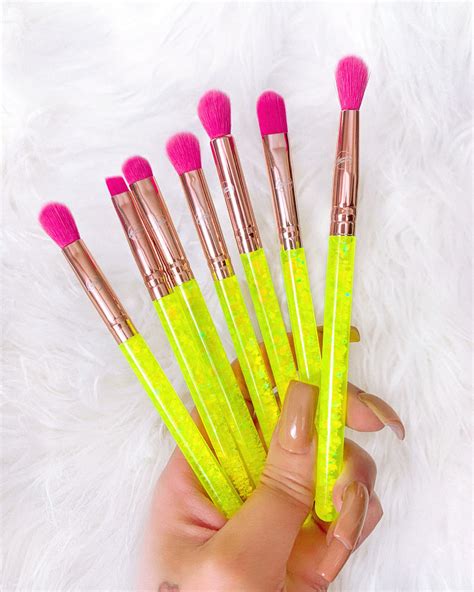 Neon Eye Set Cosmic Brushes