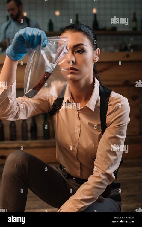 Centrado Detective Femenina Mirando A Pruebas En La Escena Del Crimen Fotografía De Stock Alamy