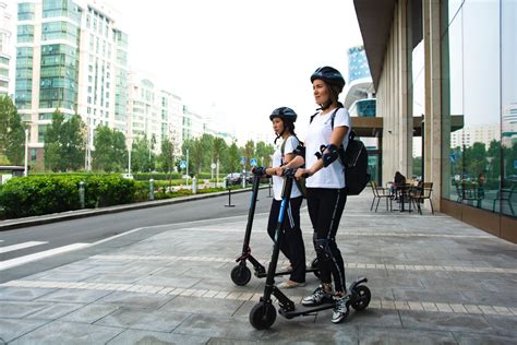 Casco obligatorio en patinetes eléctricos y para ciclistas la DGT