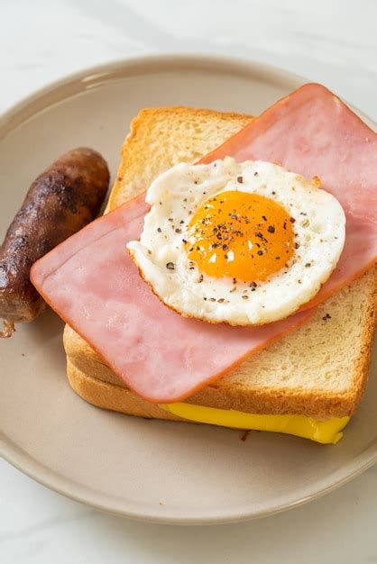 Pan Casero Con Queso Tostado Jam N Y Huevo Frito Con Salchicha De