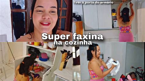 SUPER FAXINA NA COZINHA DETALHADA tirei a porta do armário e coloquei