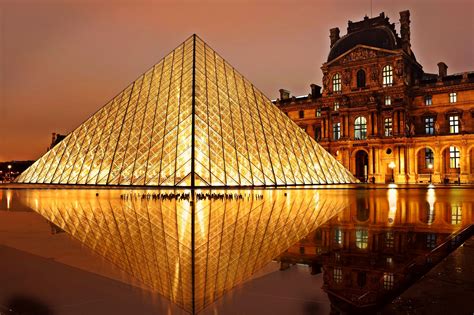 8 de noviembre del 1973 se inauguró el Louvre Tour Historia