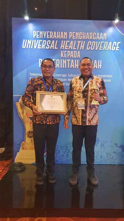 Terima Penghargaan Uhc Awards Bupati Persen Warga Pakpak