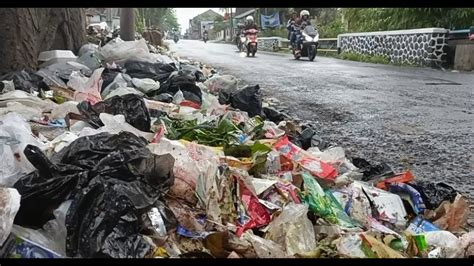 Miris Sampah Menumpuk Dan Berserakan Di Pinggir Jalan Raya Perbatasan