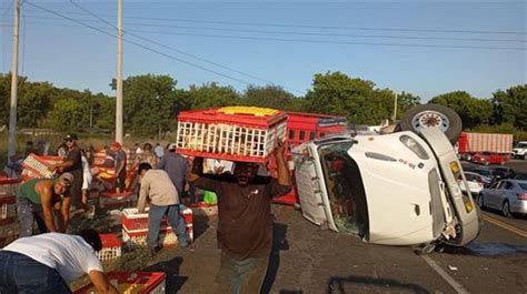 Ya Sali Para La Cena De Navidad Vuelca Cami N Cargado Con Pollos En