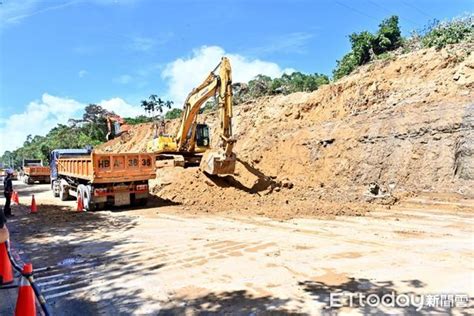 基隆海中天社區邊坡土石滑落 卓榮泰：按時程搶通受阻道路 Ettoday地方新聞 Ettoday新聞雲