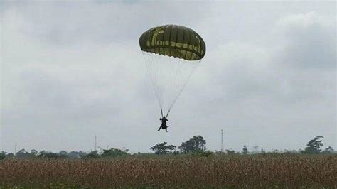 Topik Latihan Terjun Payung Latihan Terjun Payung Tni Di Udanawu