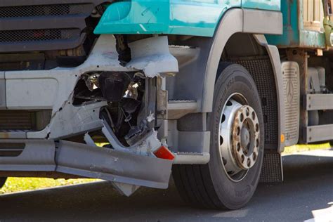 Tödlicher Unfall Rollerfahrerin kracht in Lkw und stirbt Oberfranken