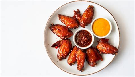 Premium Ai Image Air Fryer Chicken Wings Glazed With Hot Chilli Sauce