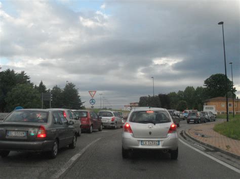 Camion Con Carico Pesante Rischia Di Ribaltarsi Traffico In Tilt Il