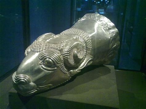 Median Rhyton Drinking Vessel In The Shape Of A Rams Head Gold