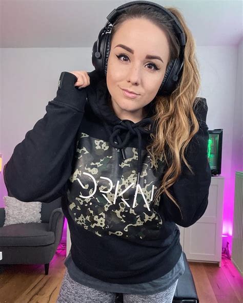 Female Twitch Streamers A List Of The Top 15 Ladies In 2020