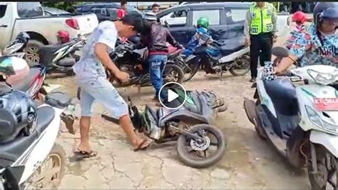 Video Pria Banting Motor Part 2 Viral Lagi Di Whatsapp WA Medsos