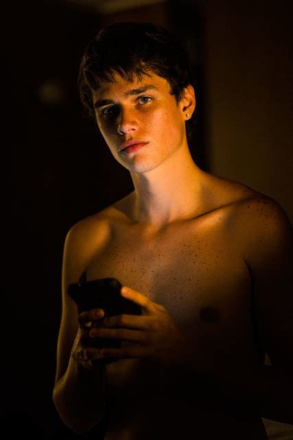 Grindr Lanza Un Libro Con Hombres Desnudos Zona Gay