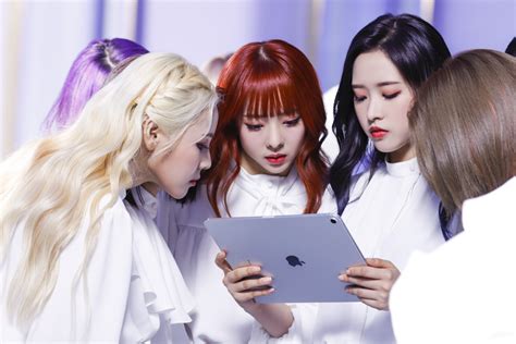 LOONA Butterfly MV behind Jinsoul Vivi Olivia Hye LOOΠΔ Photo