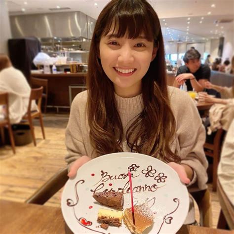 津島衣里さんのインスタグラム写真 津島衣里instagram「今日はお誕生日です🎂 28歳にっ！なりました！！よぉぉおお！！！ひゃ