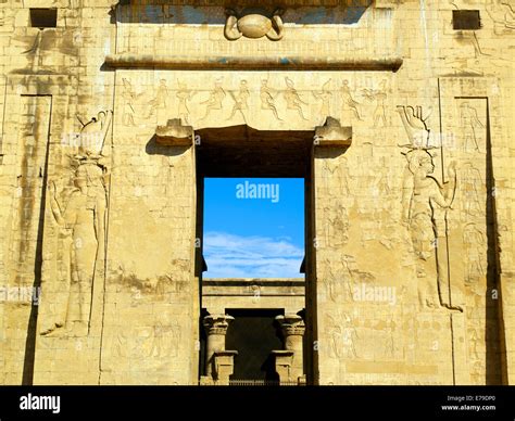 Der Erste Pylon Im Edfu Tempel Des Horus Fotos Und Bildmaterial In