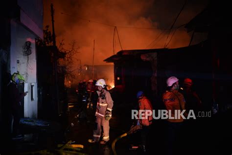 Pipa Bensin Pertamina Plumpang Terbakar Diduga Akibat Tersambar Petir