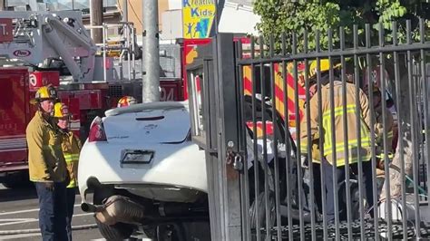 Víctima de robo persigue a los autores en choque mortal en West Adams