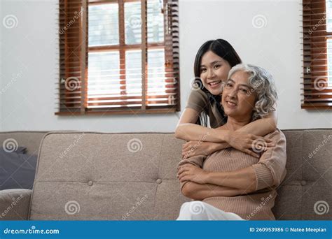 Filha Crescida Sorridente Abraçando a Mãe Mais Velha Duas Gerações