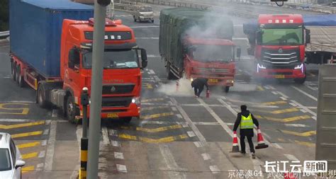 武汉北收费站上演“火线救援” 成功救助“自燃”货车 长江云 湖北网络广播电视台官方网站