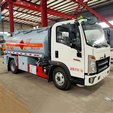 Howo Tanker Truck 4x2 6x4 8x4 250hp Manual Oil Tanker Truck 5 Ton 8000