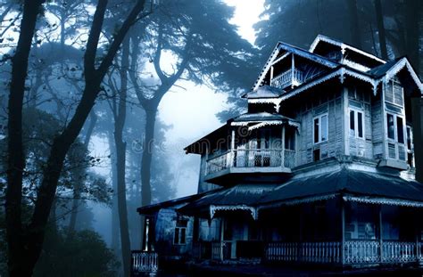 Casa Assombrada Antiga Casa Abandonada Na Floresta Noturna Foto De