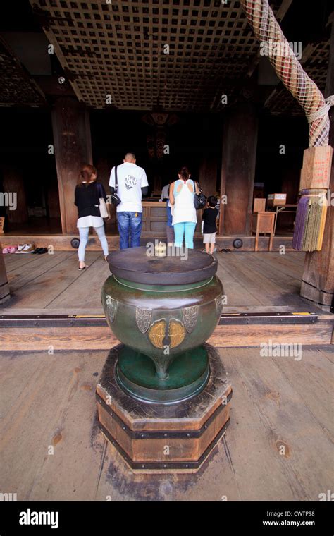 Adoratori pregare presso il Tempio Kiyomizudera uno dei più famosi