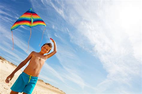 La Vue De Dessous Des Enfants Qui Courent Tiennent Le Jouet D Avion