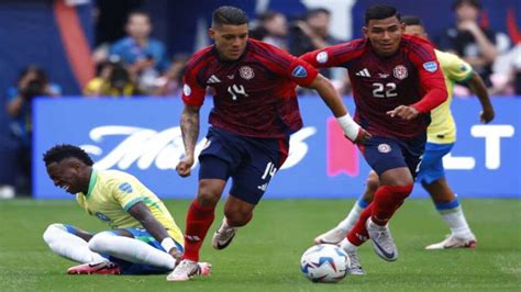 Costa Rica sostuvo su arco y amargó el debut de Brasil