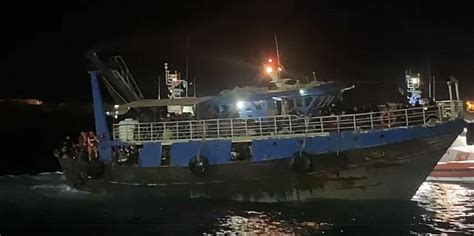 Migranti Maxi Sbarco A Lampedusa Sono In 576 In Corso Le Ricerche