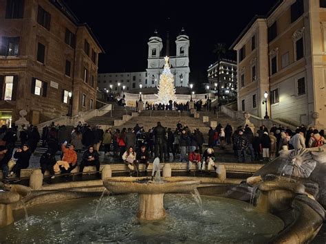 A Piazza Di Spagna L Albero Di Natale Di Dior