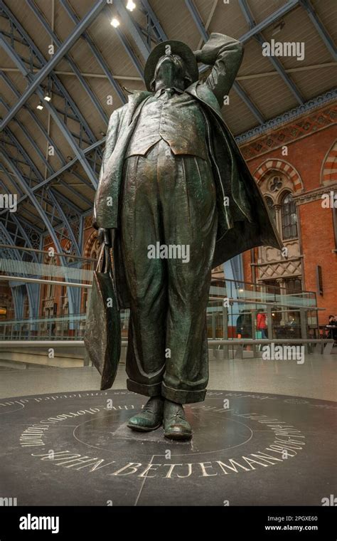 La statue de bronze de John Betjeman dévoilée par sa fille le 12th