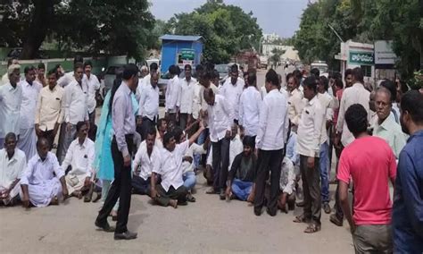 Ryots stage protest at Bowenpally market yard