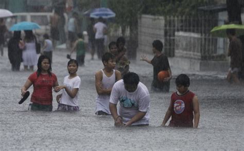 Tropensturm Manila Versinkt Im Schwersten Hochwasser Seit Jahren