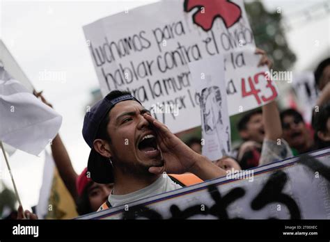 M Xico M Xico De Octubre De Un Manifestante Grita Consignas