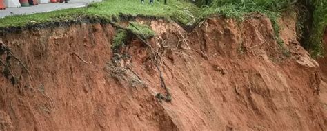 Deslizamento De Terra Prejudica Tr Nsito Da Br Em Tucuru No Par