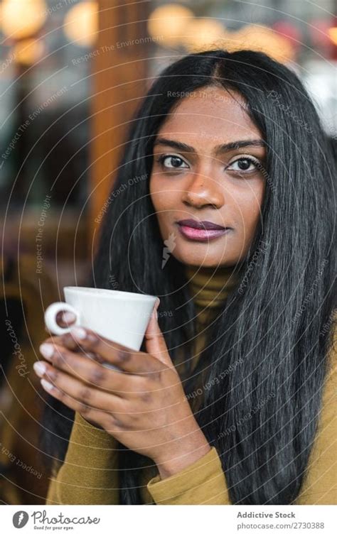 Hübsche indische ethnische Frau mit Tasse ein lizenzfreies Stock Foto