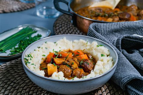 Vegane Bällchen an einer cremigen Bratensauce mit Kartoffelstock vegan