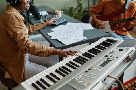 Primer Plano De Una Joven Negra Presionando Las Teclas Del Piano