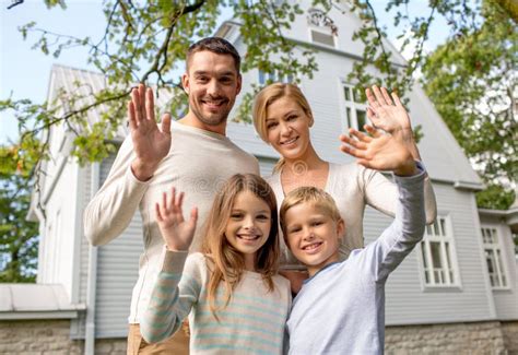 Famille Heureuse Devant La Maison Dehors Image stock Image du aîné