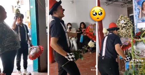 Hombre Vestido De Payaso Llega Al Funeral De Su Mam