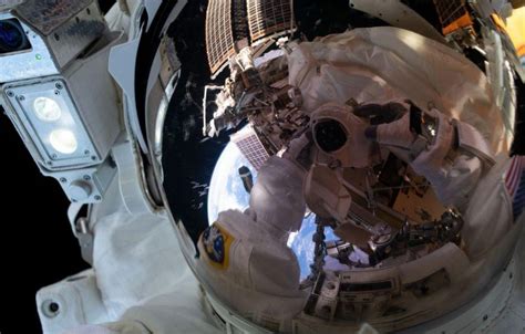 Esta Es La Primera «selfie Del Astronauta Salvadoreño Frank Rubio