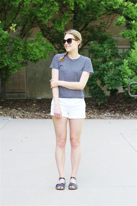 12 White Shorts Outfit Ideas