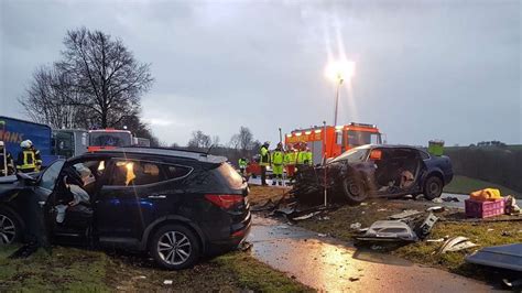 Tödlicher Unfall Auf B3 Bei Einbeck Eine Tote Sechs Schwerverletzte