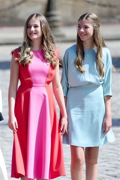 Leonor et Sofia d Espagne soeurs complices à Saint Jacques de