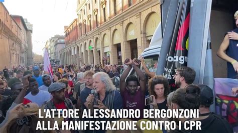 L Attore Alessandro Bergonzoni Alla Manifestazione Contro I Cpr Video